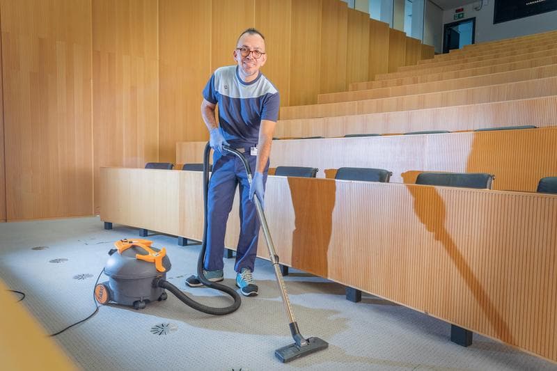 Cleaning_Fernando-Cajas_Switzerland_2024_01