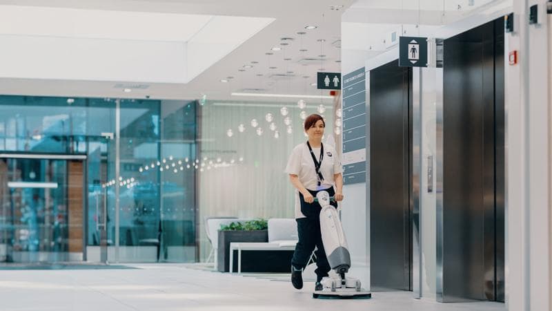 DE_01_Gebäudereinigung_Grundreinigung_ISS_FI_2020_imop_Ultimes-Business-Garden_Cleaning