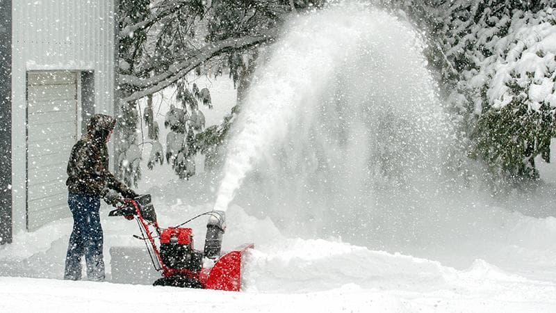 DE_01_Aussenanlagepflege_Winterdienst_ISS_AdobeStock_473055599