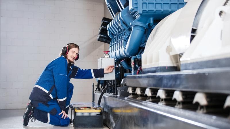 DE_02_Technisches Facility Management_Data Center_Luc-Kämpfer---Service-Manager-Electro