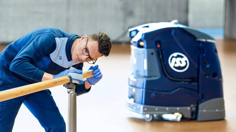 2024_ISS_CH_Cleaning_Cobot__02_Widescreen