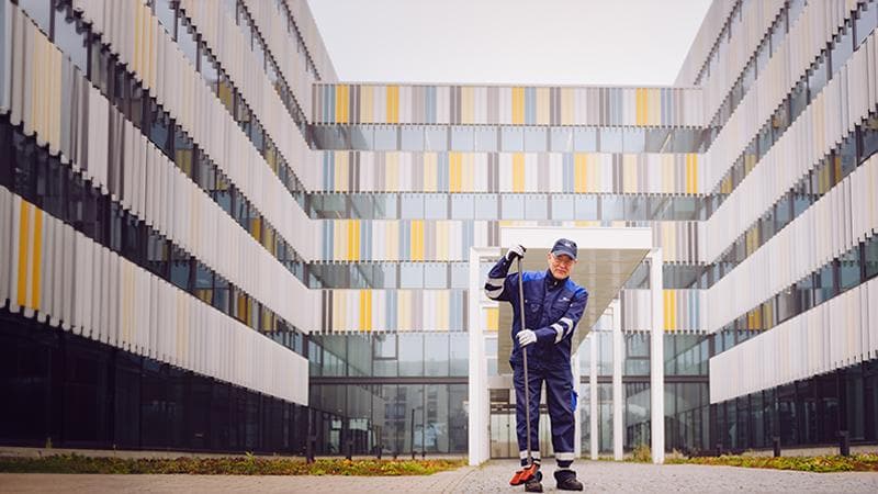 DE_01_AussenanlagepflegeGrauflächenreinigung_ISS_FI_2017_Outotec_Facility-Management_01