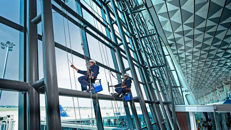 DE_01_Gebäudereinigung_Fassadenreinigung_Medium-ID_Website_Airport_Rope-Access